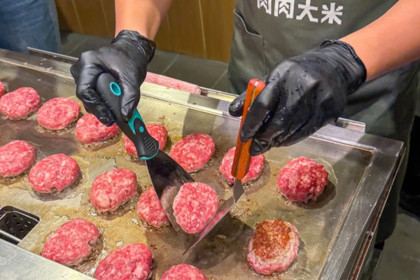 高端铁板烧迎来降维餐饮新模式，平价板前料理强势破圈
